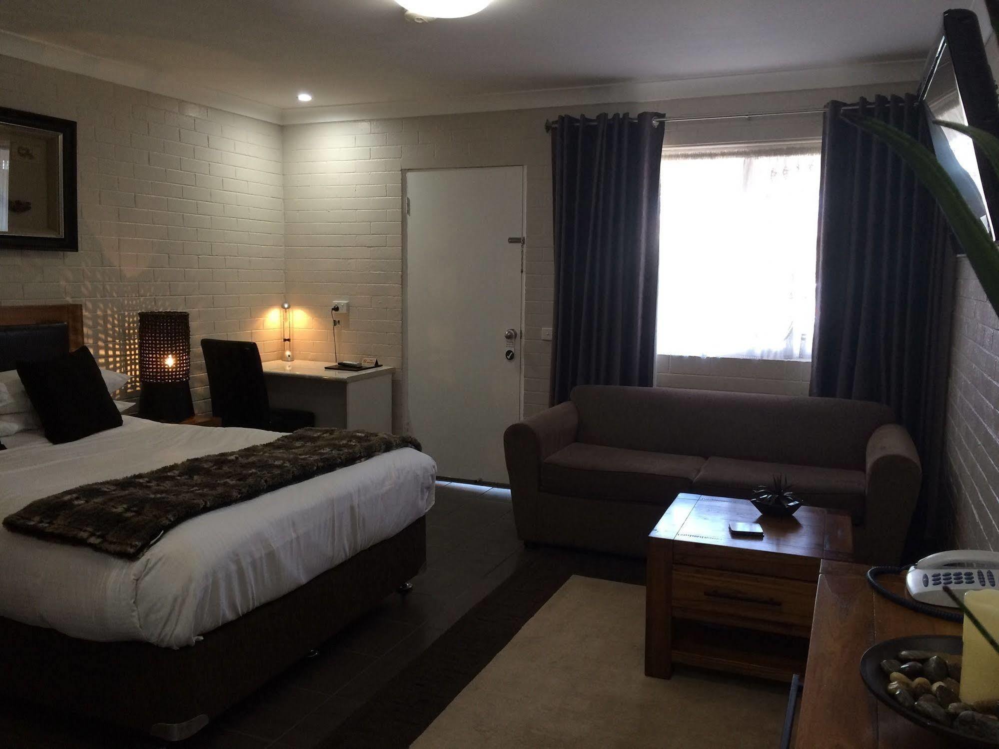 Country Leisure Motor Inn Дабо Екстериор снимка